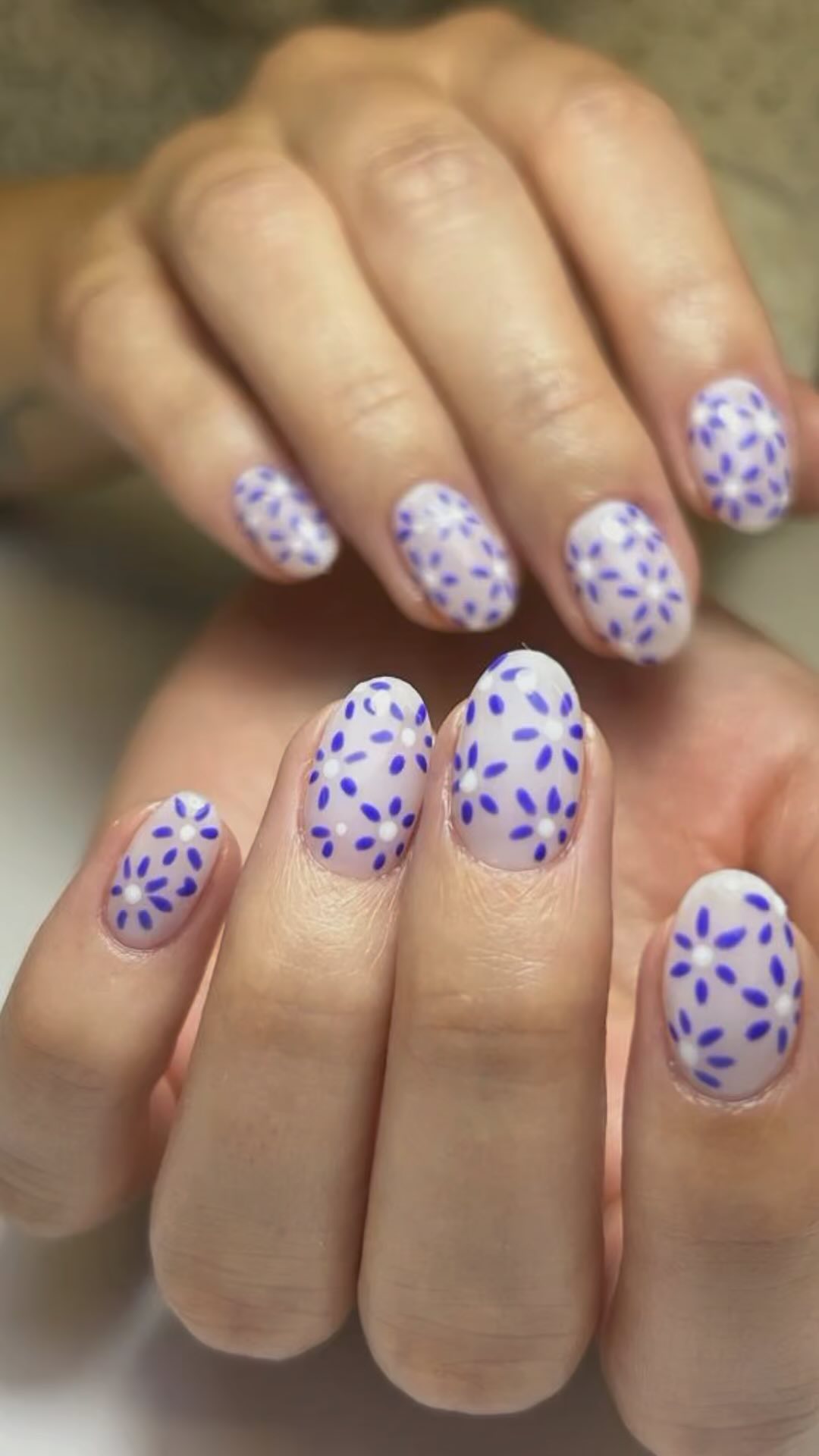 Nail art floral en tonos lila, diseño personalizado