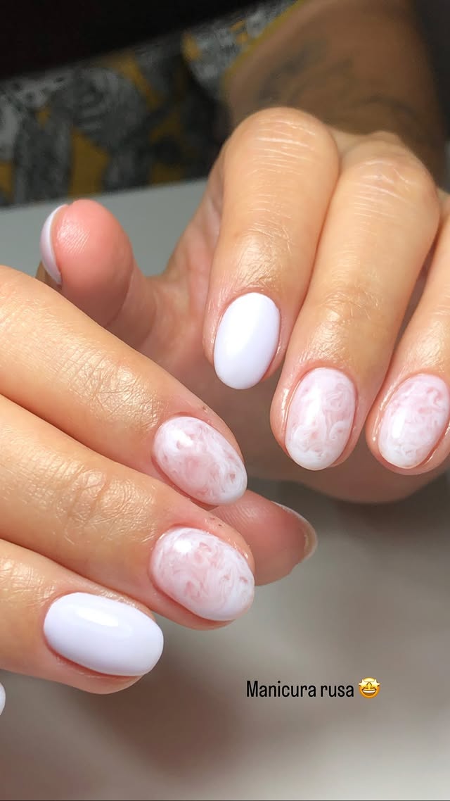 Manicura rusa con acabado mármol blanco en Visual Nails Providencia