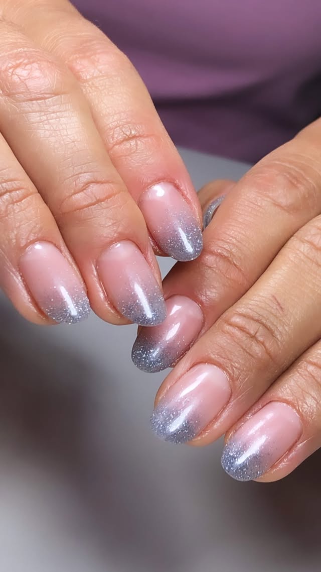 Sistema soft gel con glitter ombré, extensiones ligeras