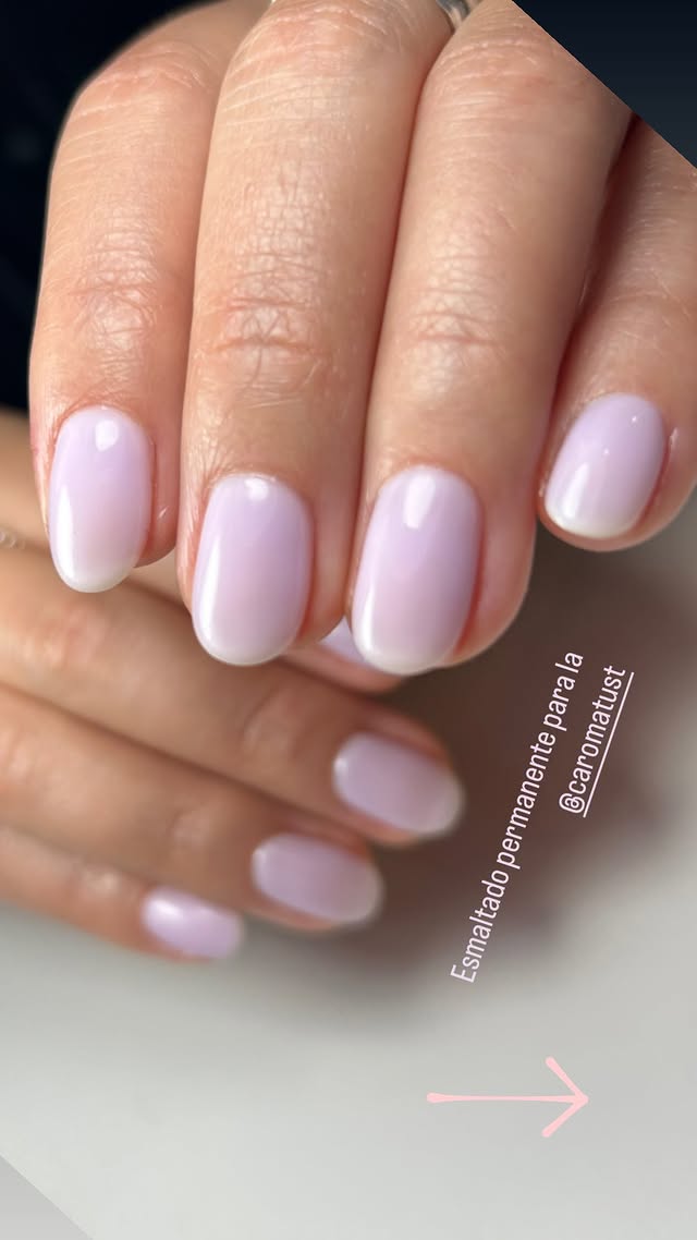 Esmaltado permanente en tono lila, larga duración